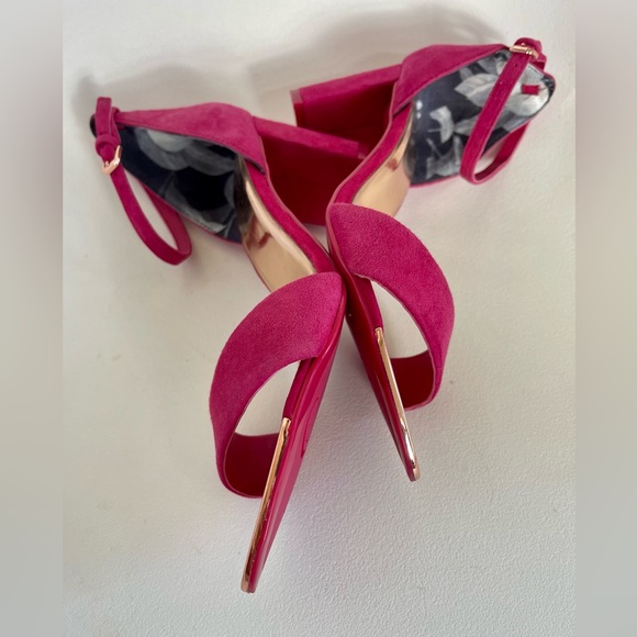 In very good condition Ted Baker London Block Heels Fuchsia Strap Sandals - Picture 3 of 13